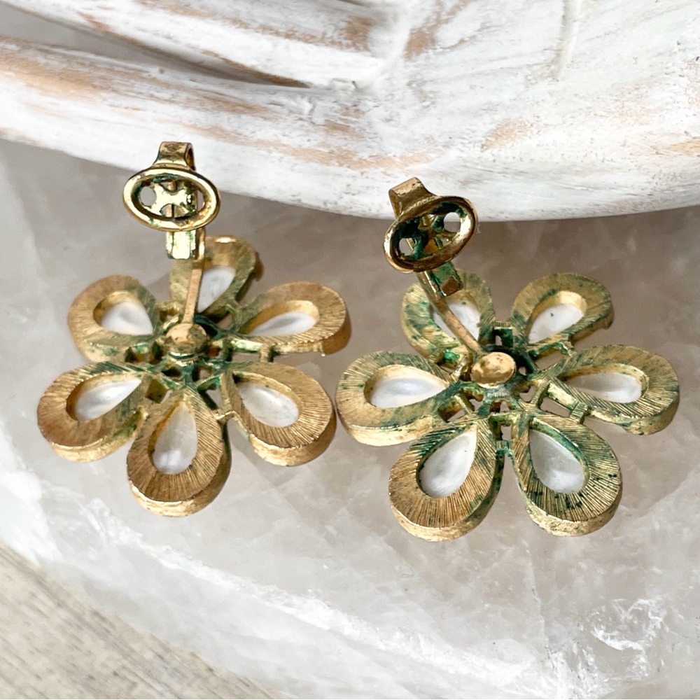 Vintage Crown Trifari White Milk Glass Large Flower
Clip On Earrings Goldtone - Picture 4 of 5